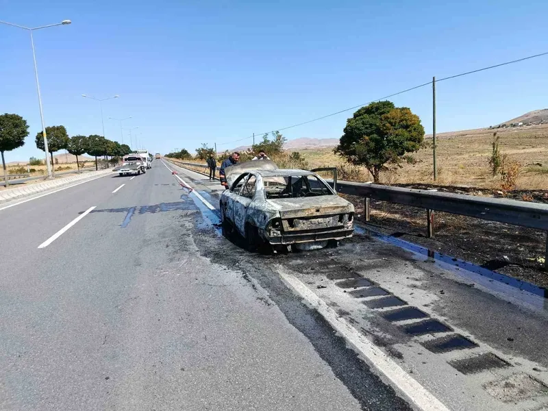 Van’da seyir halindeki İran plakalı otomobil alev alev yandı