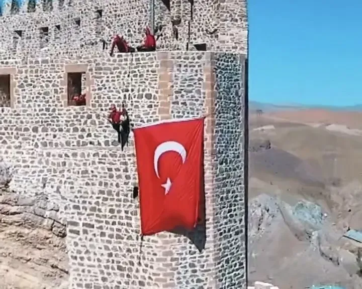 Van Hoşap Kalesi’nde bayrak yeniden asıldı