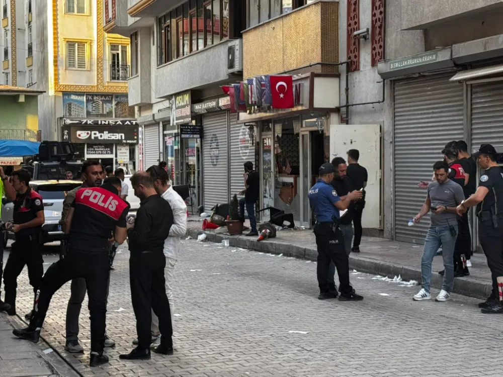 Van’da Otel Önünde Kavga: 2 Yaralı