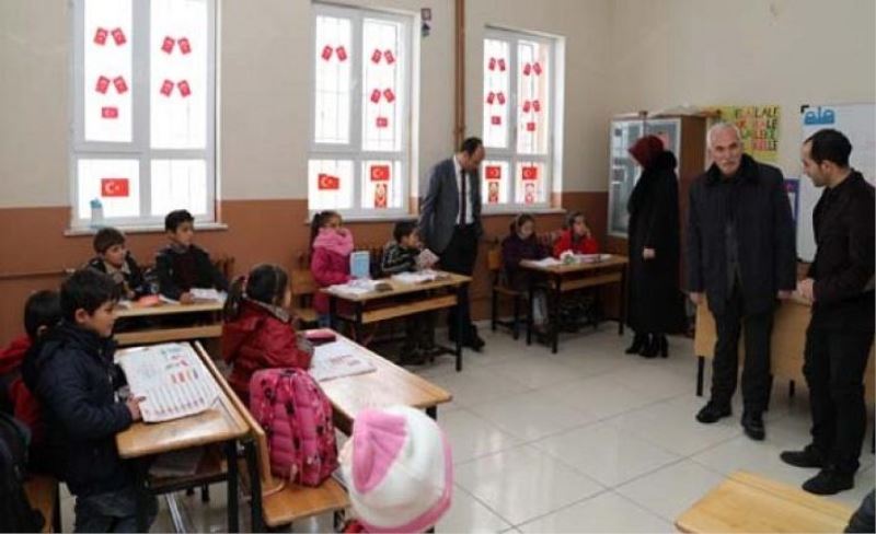 Başkale’deki öğrencilerin sergisi beğeni topladı