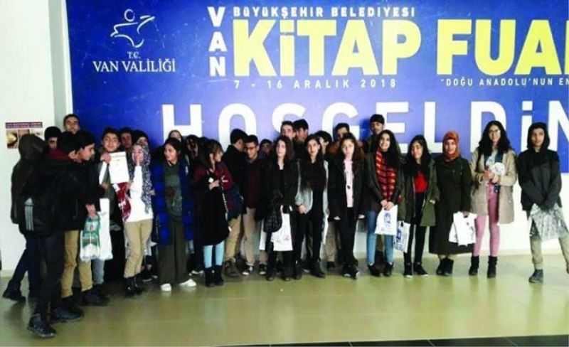 Edremit Anadolu Lisesi öğrencileri fuarı ziyaret etti