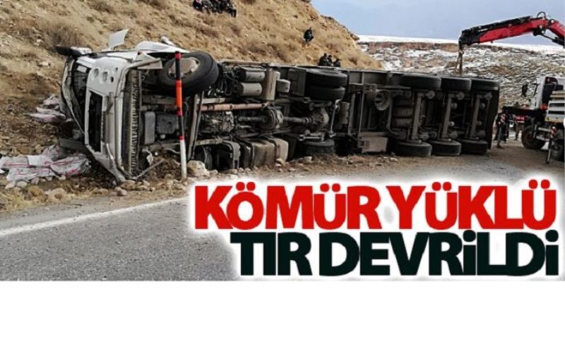 Kömür yüklü tır devrildi