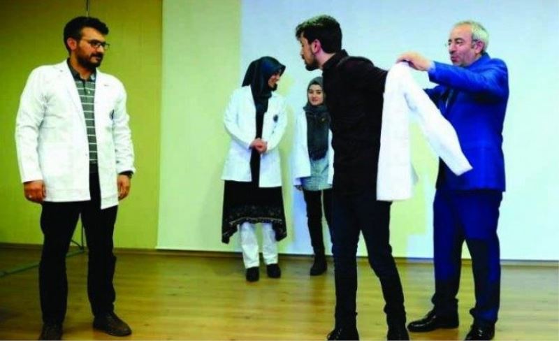 Tıp Fakültesi öğrencilerine beyaz önlük giydirildi
