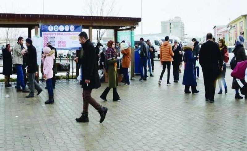 Tuşba Belediyesi’nin sıcak çorba dağıtımı sürüyor