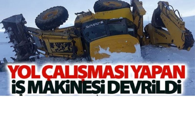 Yol çalışması yapan iş makinesi devrildi