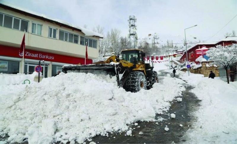 Başkale Belediyesi’nden yoğun kar mesaisi…