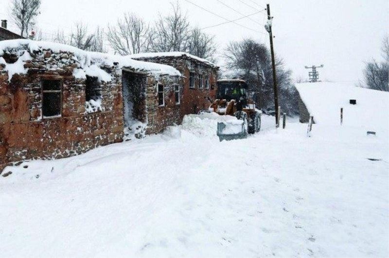 Büyükşehir karlı yolları bir bir açıyor