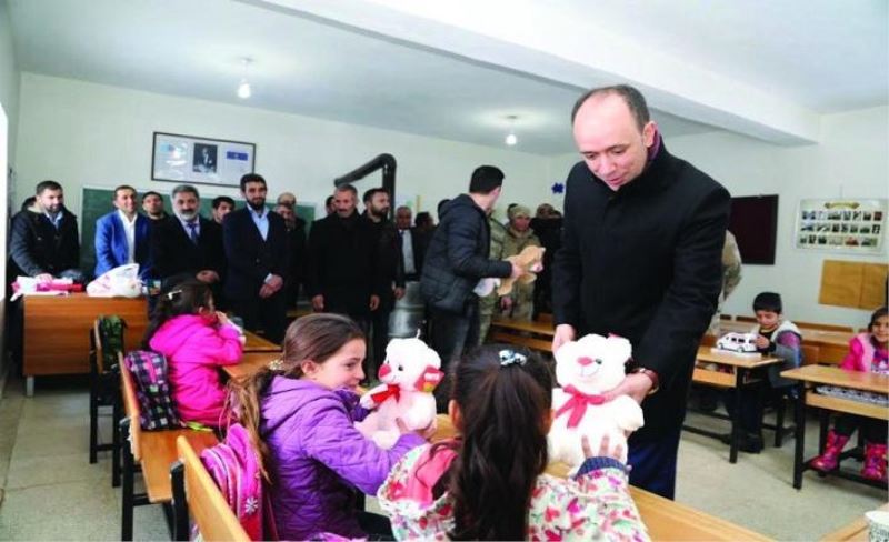 Kaymakam Solak, Başkale’deki öğrencilere oyuncak hediye etti