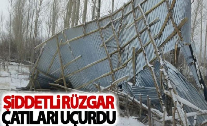 Şiddetli rüzgar çatıları uçurdu