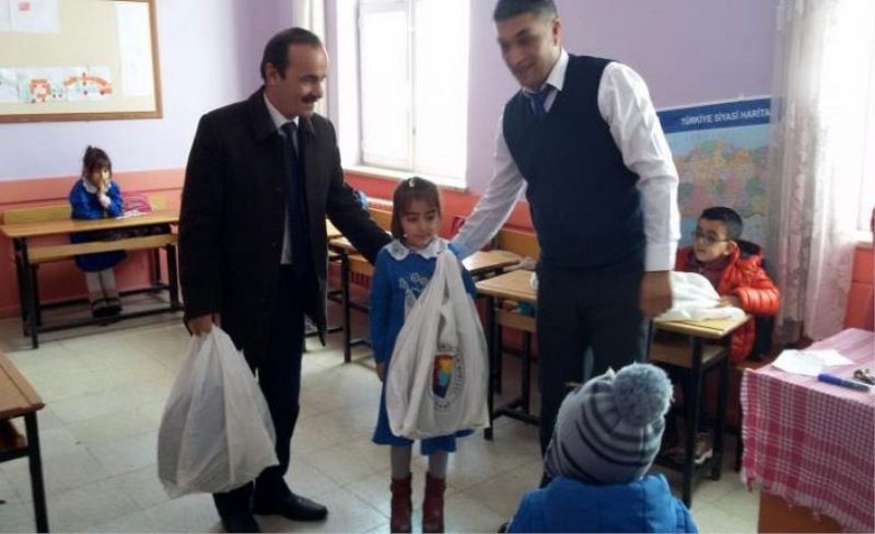 Van TB'den, Özalp'taki öğrencilere yardım...
