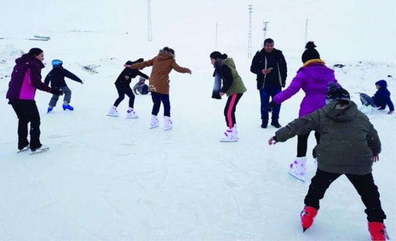 Çaldıran'lı çocuklar buz pateni öğreniyor