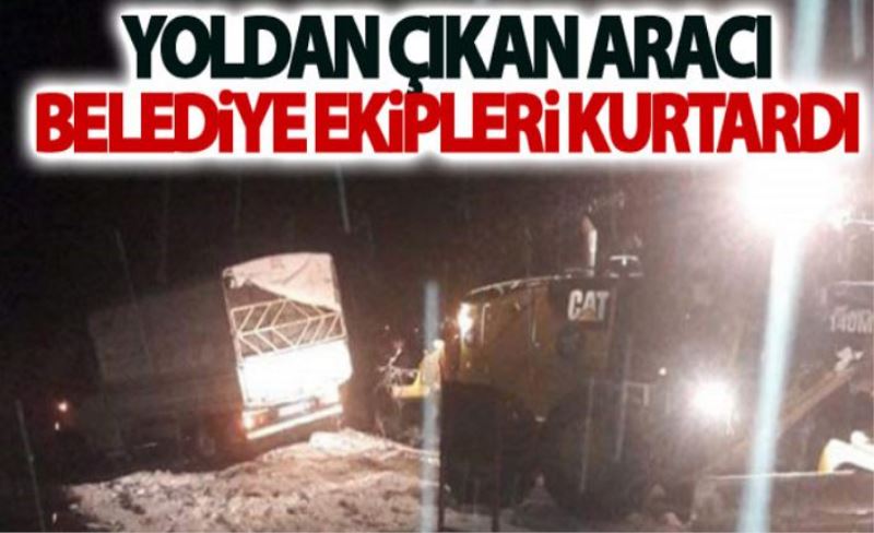 Van’da yoldan çıkan aracı belediye ekipleri kurtardı