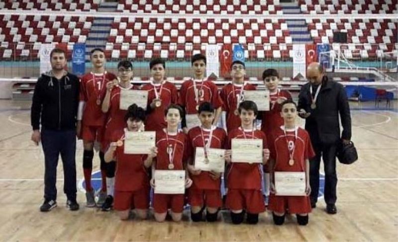 Ağrı’daki yarışlara Van Çınar Koleji Voleybol Takımı damga vurdu