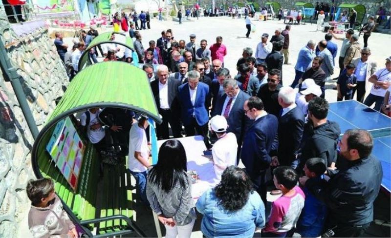 Başkale'de TÜBİTAK 4006 Bilim Şenliği…