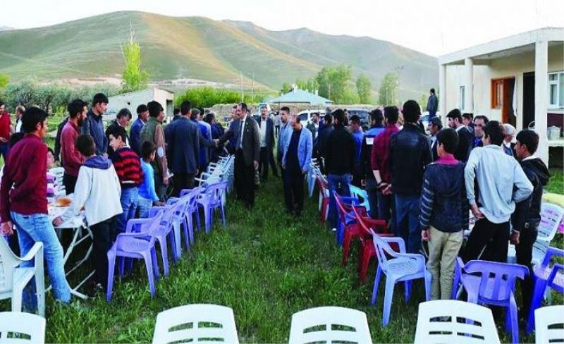 Gürpınar’daki husumetli aileler Başkan Tanış’ın vesilesiyle barıştı