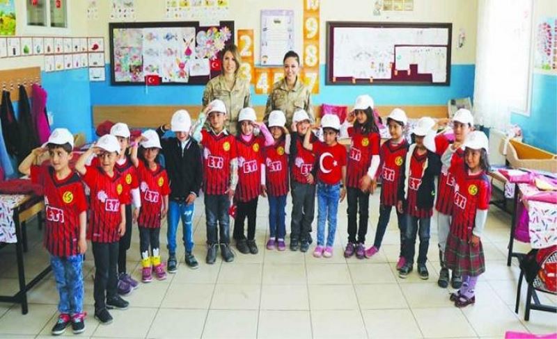 Kadın askerlerden çocuklara ziyaret