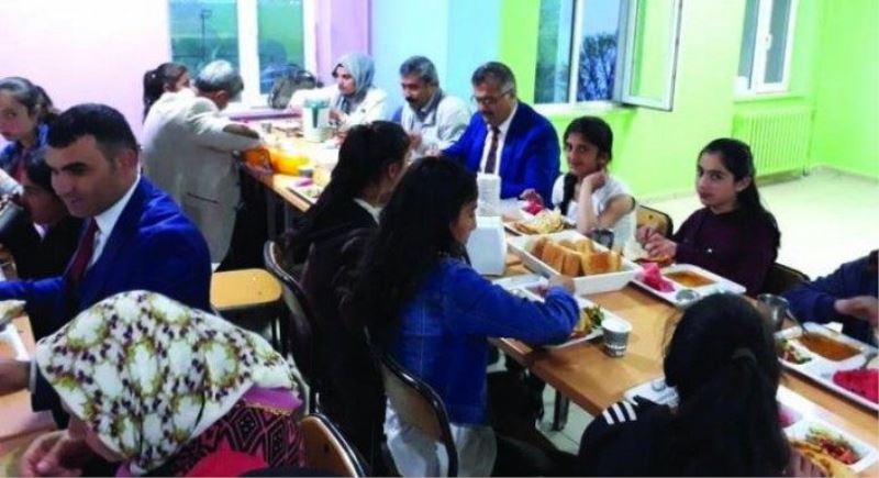 Müdür Tevke, YBO öğrencileriyle iftar açtı