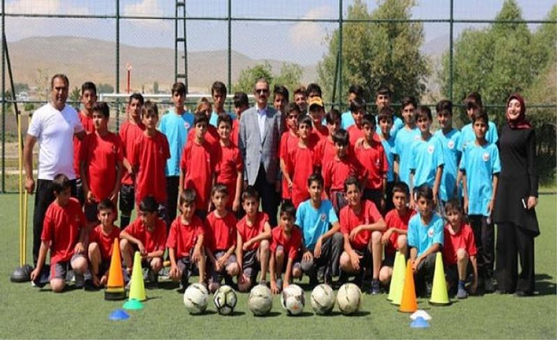 Başkan Tanış’ın katılımıyla yaz futbol okulu açıldı