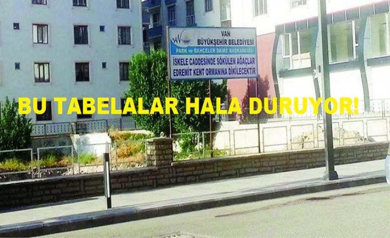 İskele Caddesi’ndeki o tabelalar hâlâ yerinde duruyor