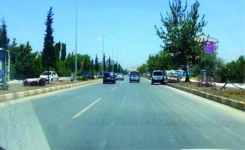 İpekyolu Caddesi'nde refüj ve kaldırım çalışmaları...