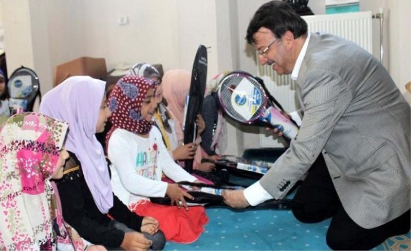 Türkmenoğlu, Kur'an Kursu öğrencilerine hediye dağıttı