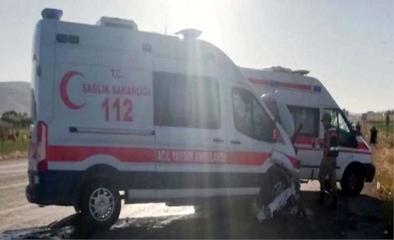 Ambulans ile ticari araç çarpıştı