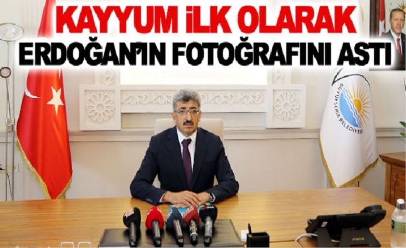 Kayyum ilk olarak Erdoğan’ın fotoğrafını astı