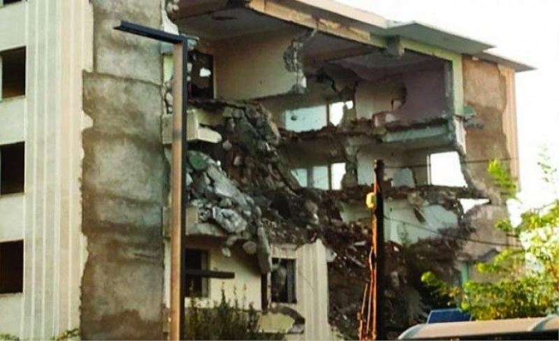 Van depreminde hasar gören iki bina daha yıkıldı