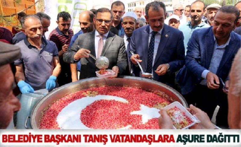 Belediye Başkanı Tanış Vatandaşlara Aşure Dağıttı