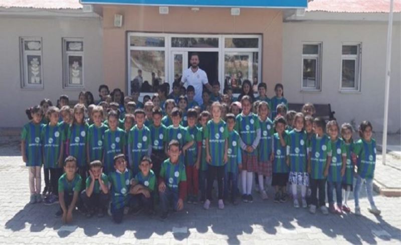 Çaykur Rizespor’da “Okul-Kulüp” projesi devam ediyor! Vanlı öğrencilere forma hediyesi