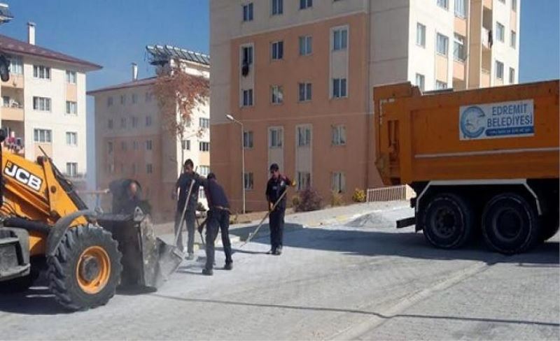 Edremit'te kazı sonrası yollarda onarım çalışması...