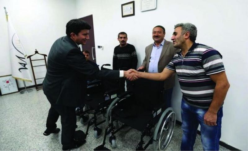 Engelli vatandaşlar tekerlekli sandalyelerle sevindirildi