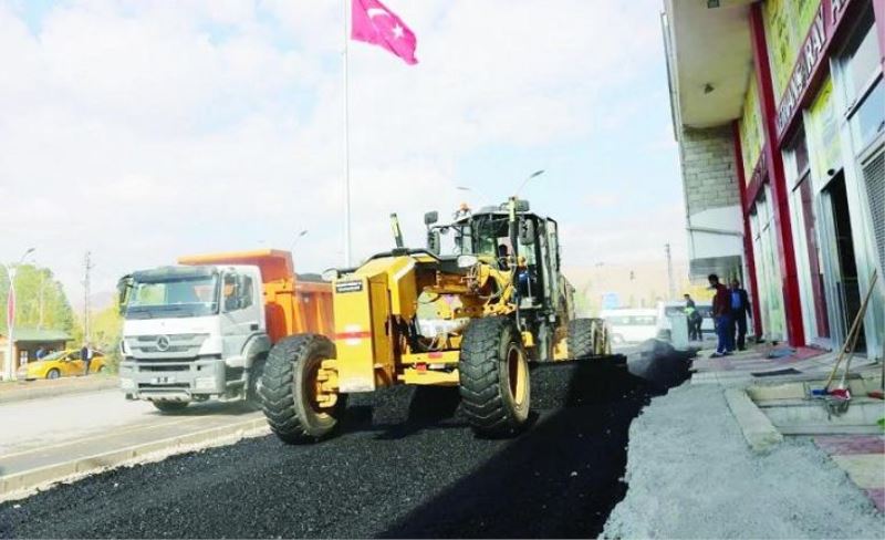 Gürpınar'da yollar bir bir asfaltlanıyor