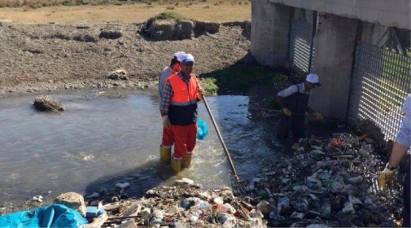 Mahkûmlar derelerde temizlik çalışması yaptı