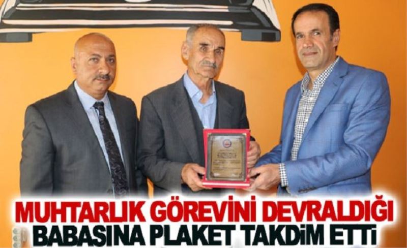 Muhtarlık görevini devraldığı babasına plaket takdim etti