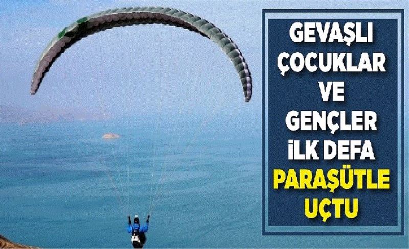 Gevaş'ta yamaç paraşütü keyfi...