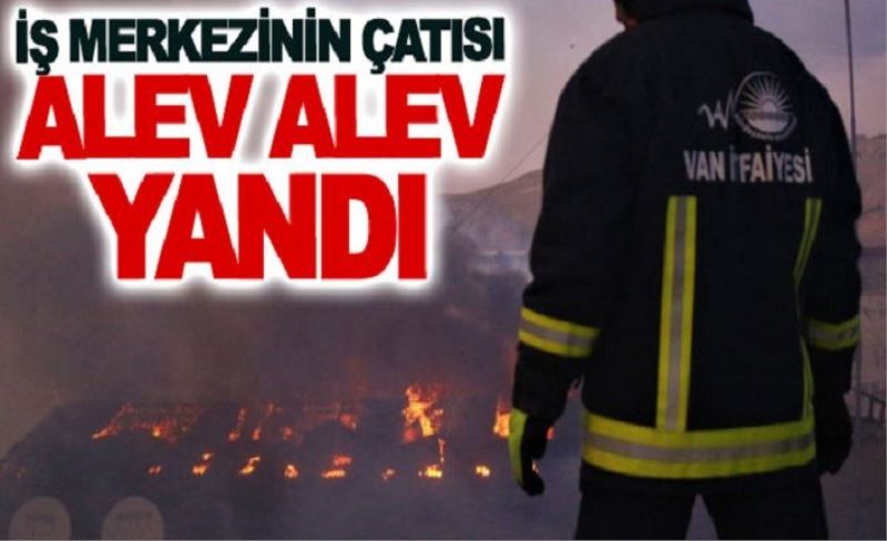 İş merkezinin çatısı alev alev yandı