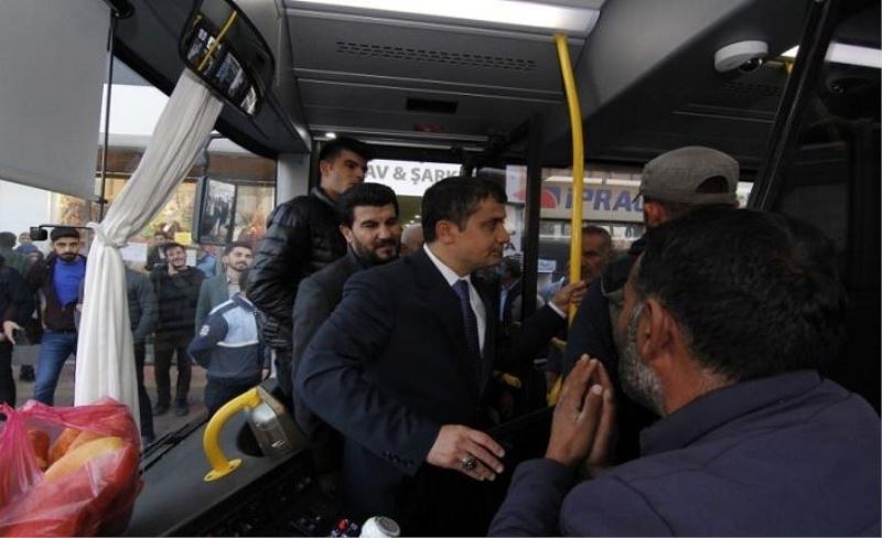 Kaymakam ve Başkan Vekili Mehmetbeyoğlu, vatandaşlarla bir arada...