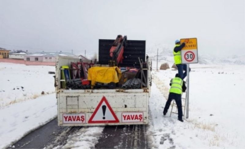 Trafik levhaları yenileniyor