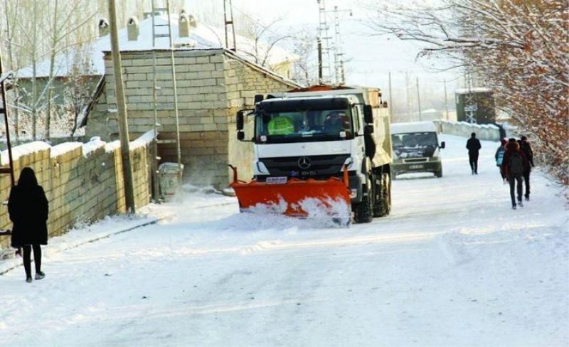 Başkale beyaza büründü