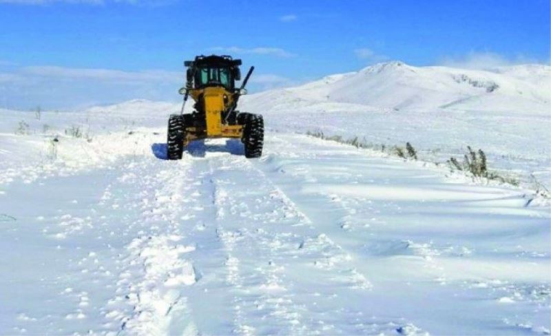 Büyükşehir’in kırsalda karla mücadelesi sürüyor