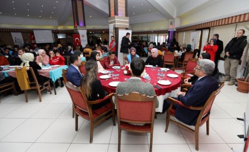 Vali Bilmez gönüllü gençlerle bir araya geldi...