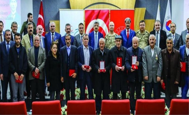 Van'daki Kıbrıs Gazilerine madalya...