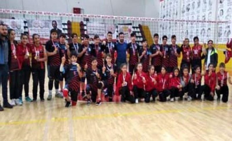 Vanlı voleybolcular çeyrek finalde…