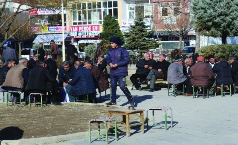 Vanlılar güzel havanın tadını çıkarıyor