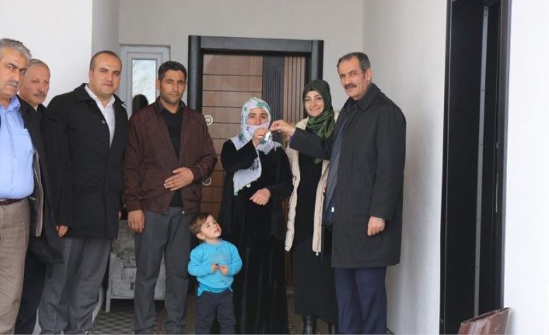 Başkan Tanış, İhtiyaç Sahibi Ailelere Anahtarlarını Teslim Etti