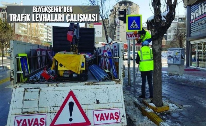 Büyükşehir Belediyesi'nden trafik levha çalışmaları...