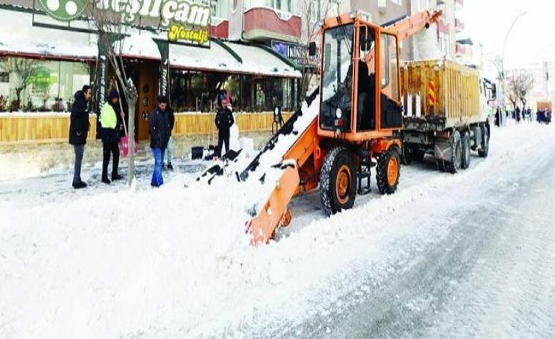 Büyükşehir, iki bini aşkın kamyon karı şehir dışına taşıdı