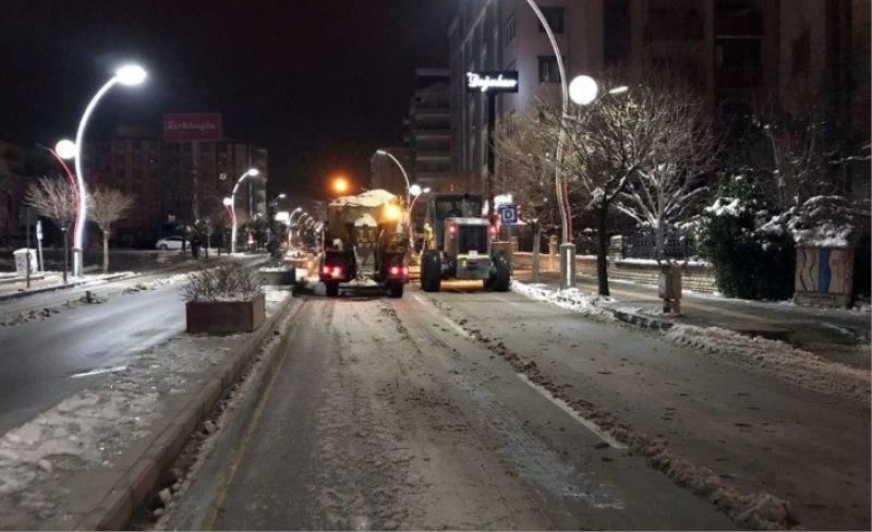 Büyükşehir'in karla mücadele çalışmaları sürüyor