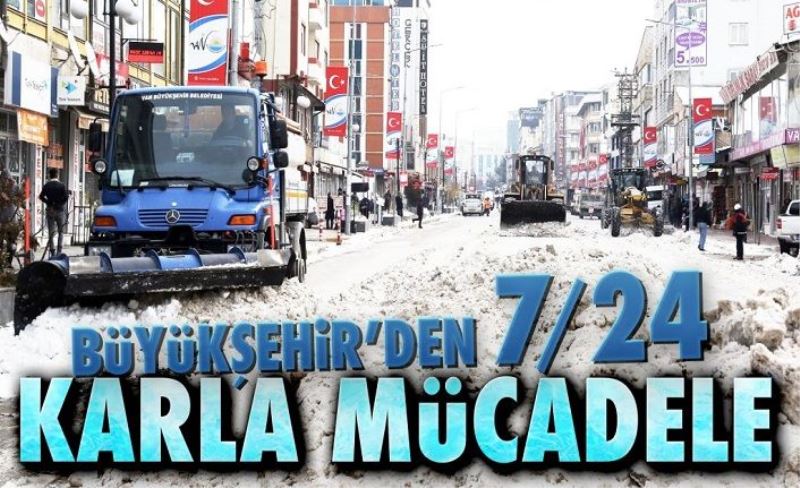 Caddelerde biriken karlar kaldırılıyor